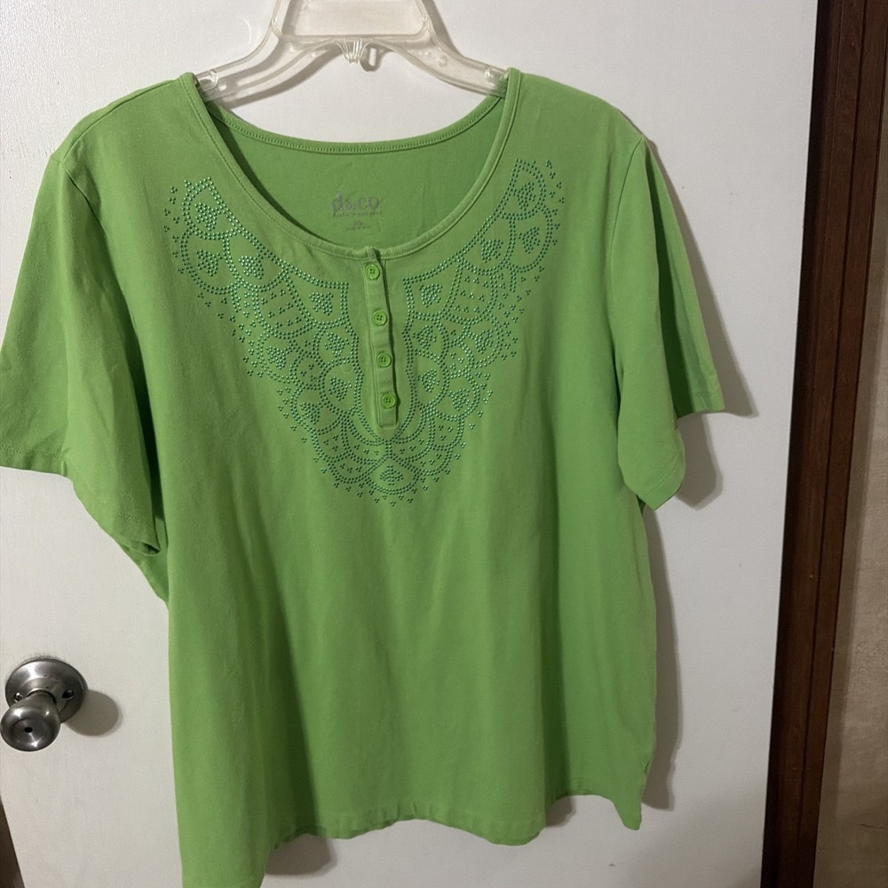d&co. Green Knit Top Round Neck Short Sleeve Design  Detail Button Size XL